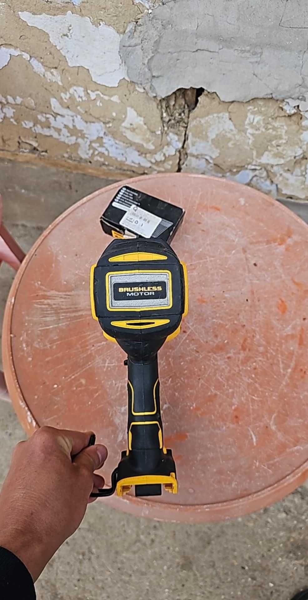 Dewalt-dcn660 такер