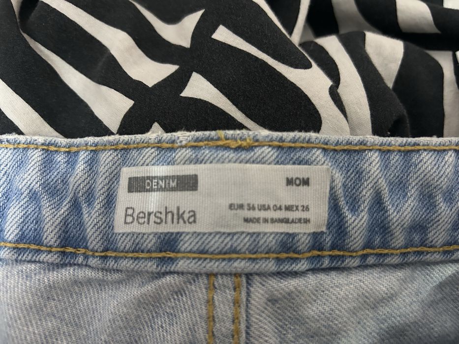 Скъсани сини дънки в добро състояние