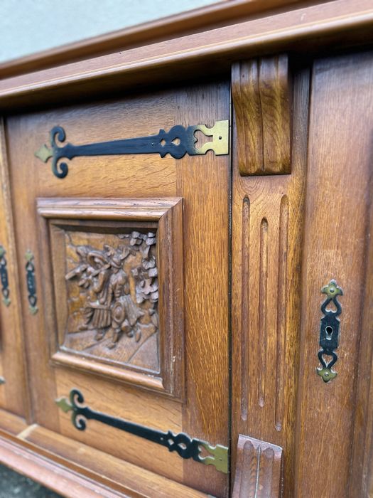 Шкаф с богата дърворезба и декоративна горна надстройка