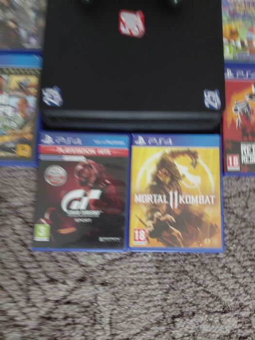 PS4 + maneta + 10 jocuri in stare foarte buna