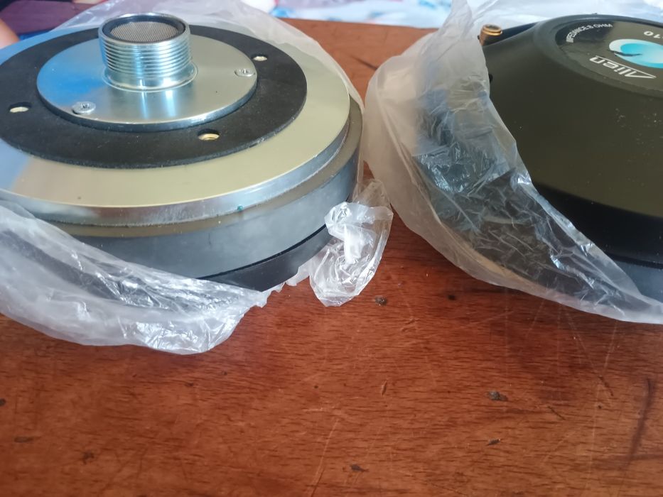 Vând o pareche de nalte drivere noi de 3 inci