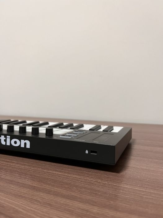 Midi клавиатура Novation Launchkey Mini MK3