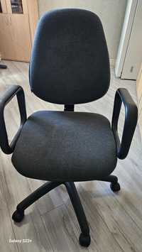 Офисное черное кресло
