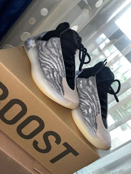 Yeezy Quantum Lifestyle Sneakers