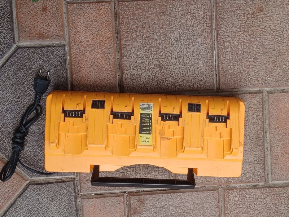 Încărcător DEWALT cu patru posturi