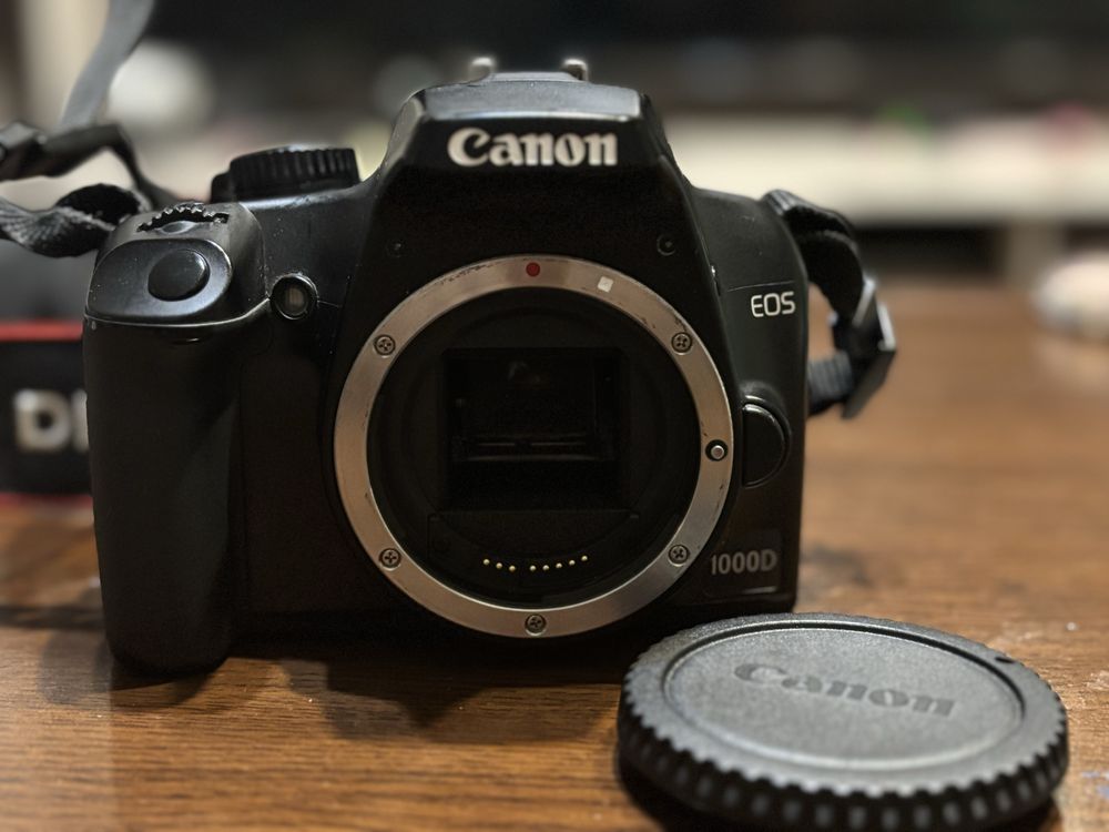 Canon EOS 1000D + обектив 18/55mm и аксесоари