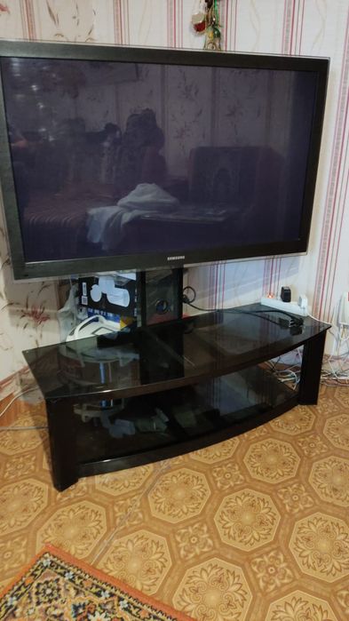 Стеклянная тумба под телевизор