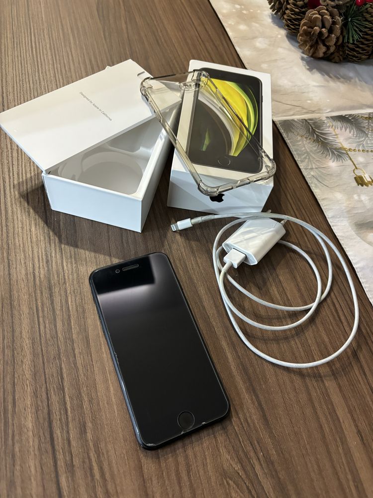 Продавам Iphone SE2020 64GB