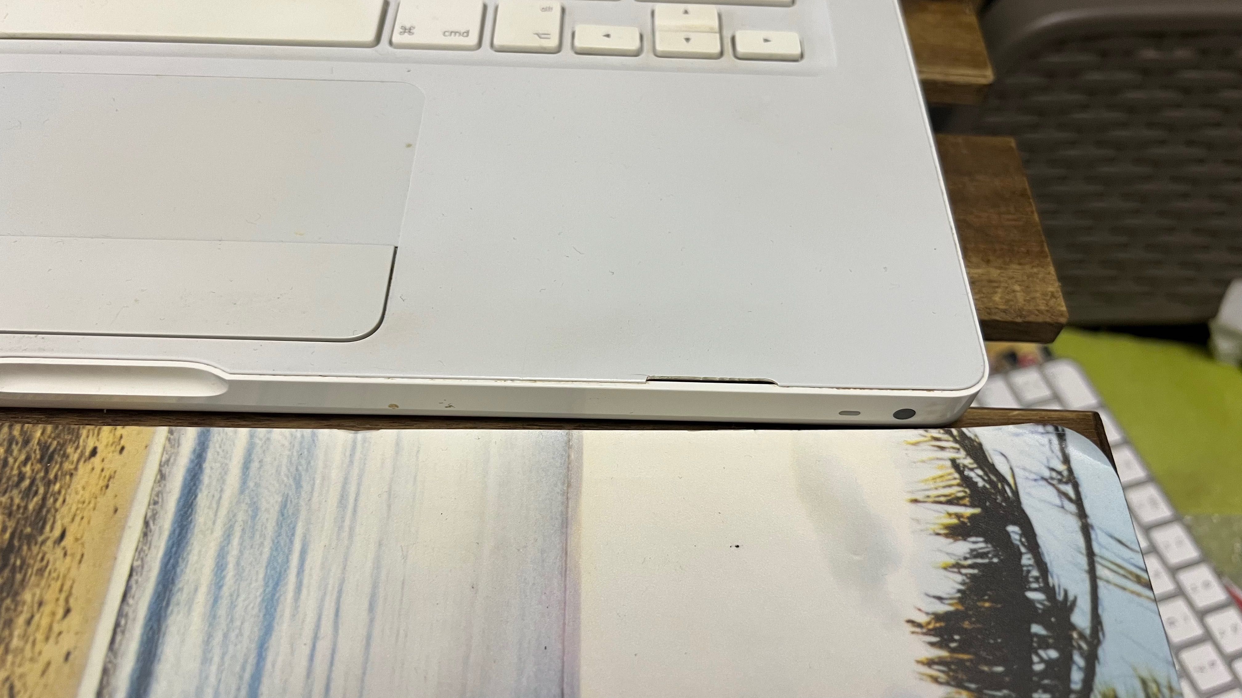 Продавам MacBook A1181 - подарък рутер