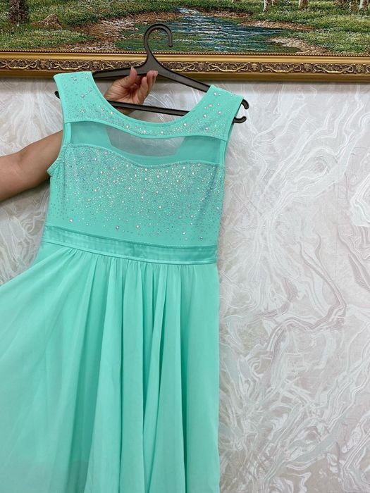 Новое ментоловое платье с камнями