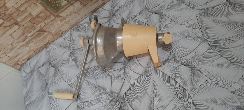 Продаётся ручная соковыжималка.