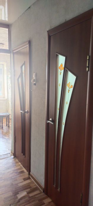 Прихожая диваны парты двери