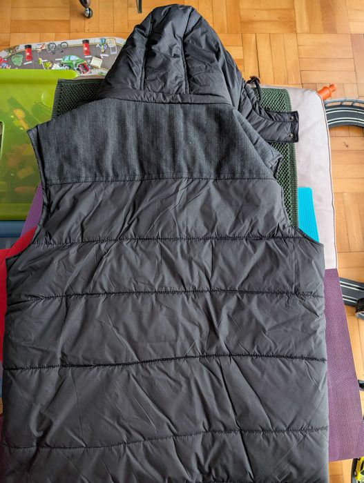 Vestă neagră bărbați. Mărime L. Nouă, cu etichetă.