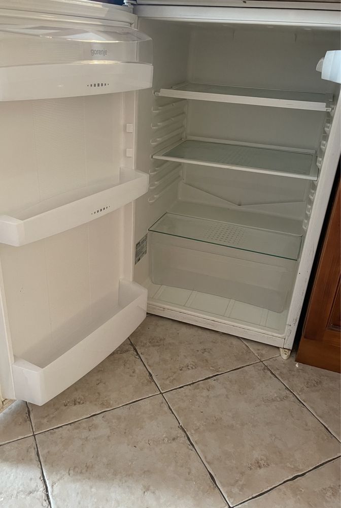 Малък хладилник, за вграждане или свободно стоящ