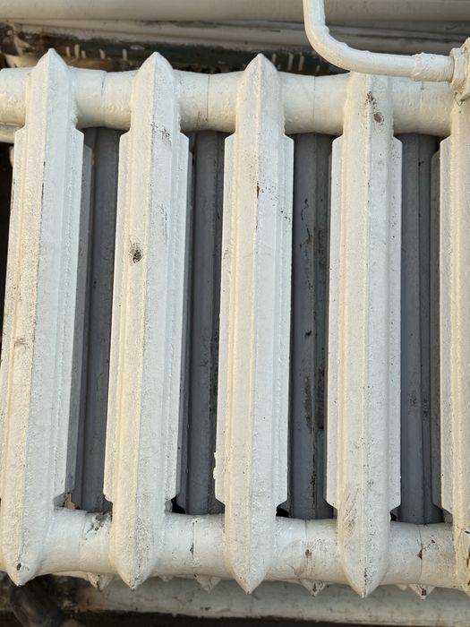 Радиатор отопления - чугунный, советского производства, 58 секций