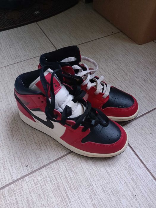 Air Jordan 1 Mid Chicago Black Toe