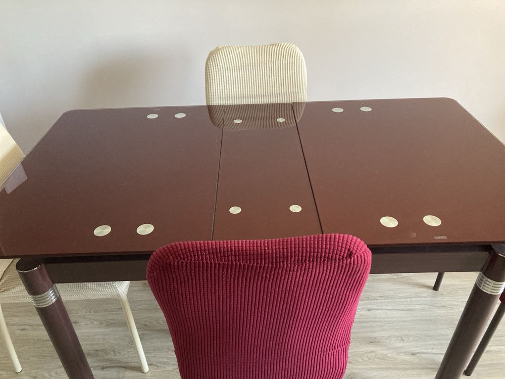 Трапезна маса и столове