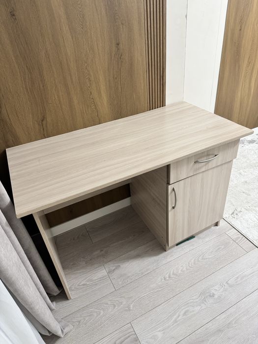 Письменный стол, парта ученика, рабочий стол, офисный стол