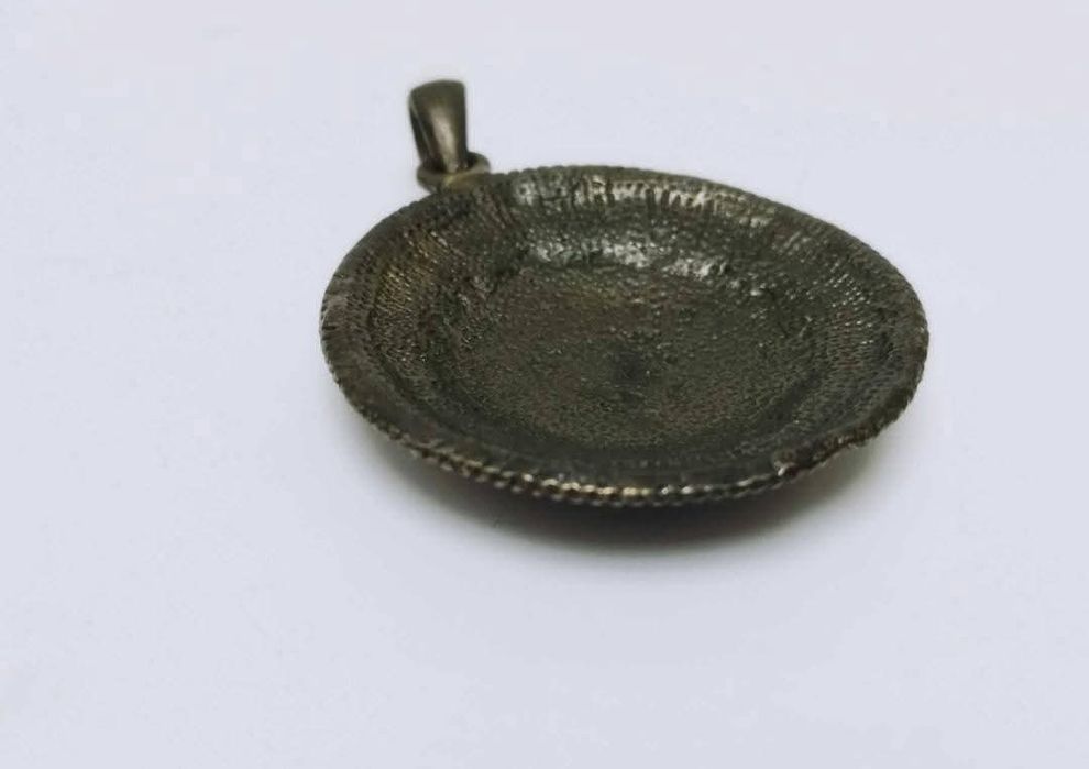 Vechi pandantiv din bronz cu email rosu, India