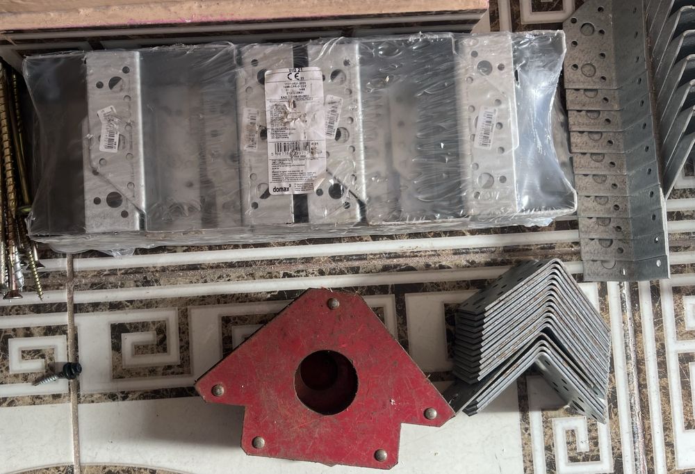 Vand suruburi pentru constructi