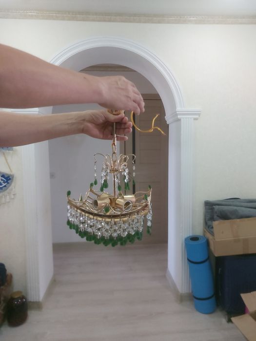 Продается  люстра