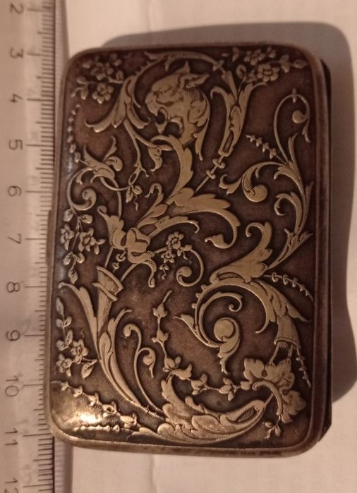 Vând sau schimb tabachera monograma"CR"marcată"DEPOSE"dim6-8,5cm/53gr.