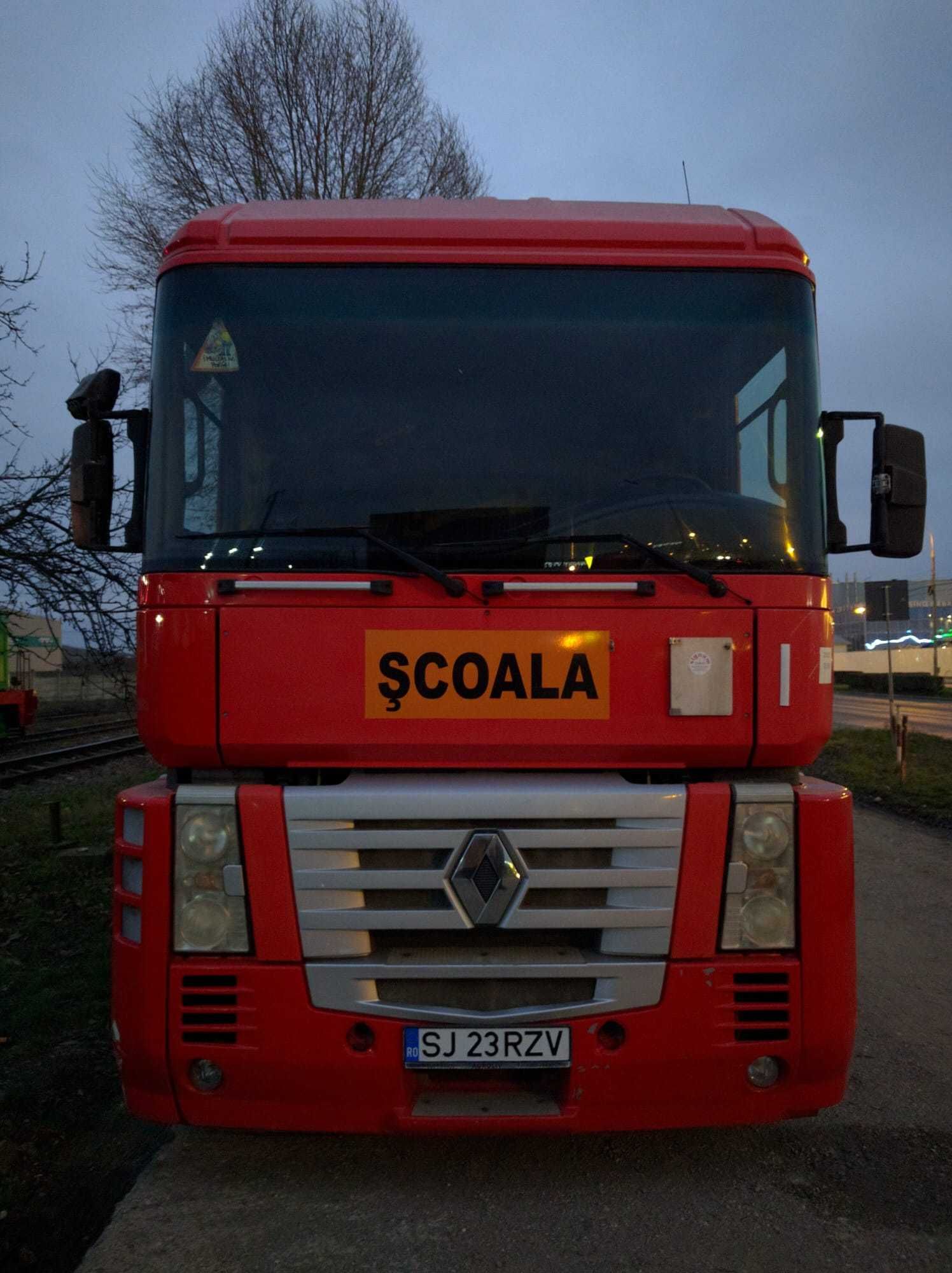 Camion Renault cu remorca Rema