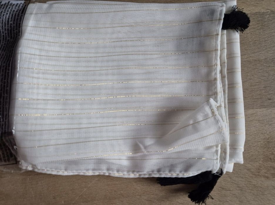 Esarfa eleganta parfumata din fabrica cu Far Away Avon