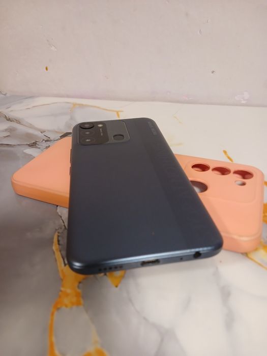 Продам телефон tecno spark 8c