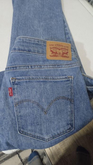 Джинсы Levis 711
