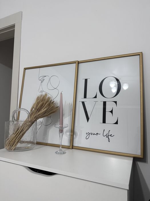 Ваза, картины, свеча с подсвечником.