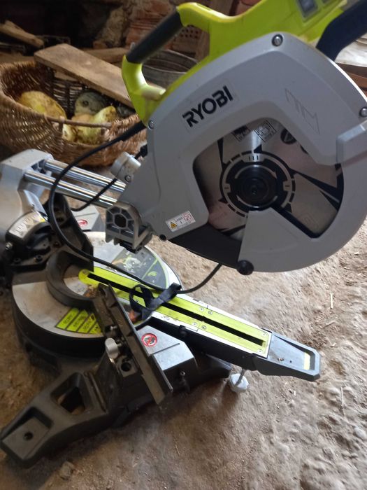 Fierăstrău debitor culisant Ryobi