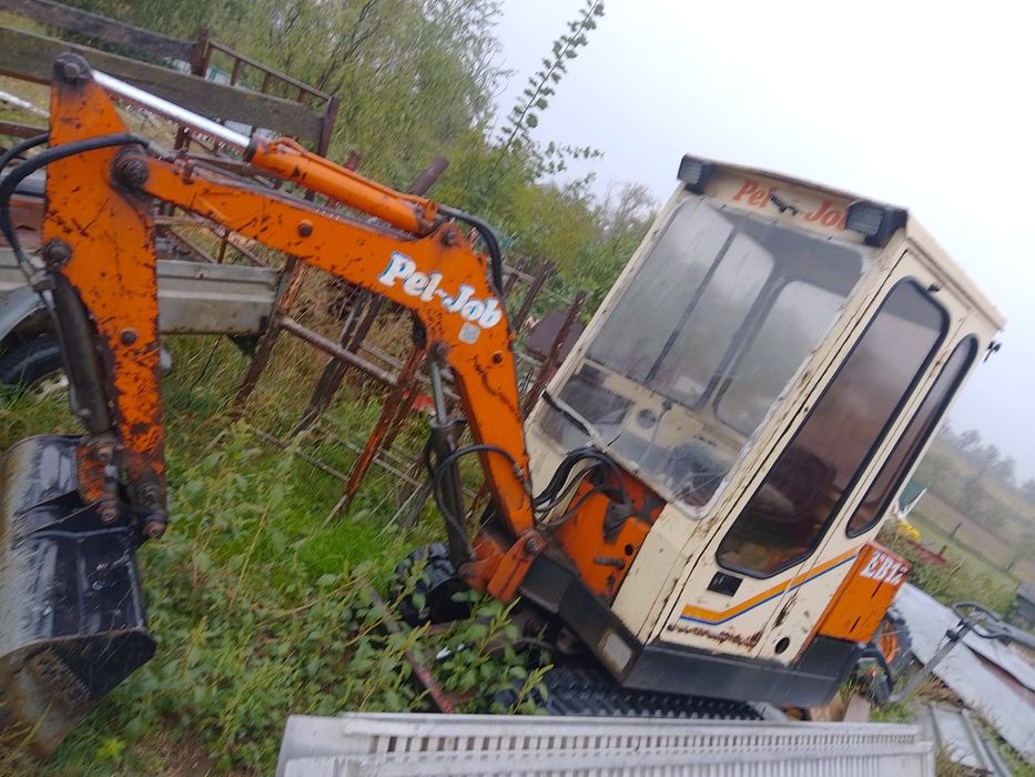 Vind 2 tractore și scavator