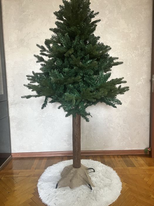 Стильная, модная Новогодняя елка на настоящем бревне