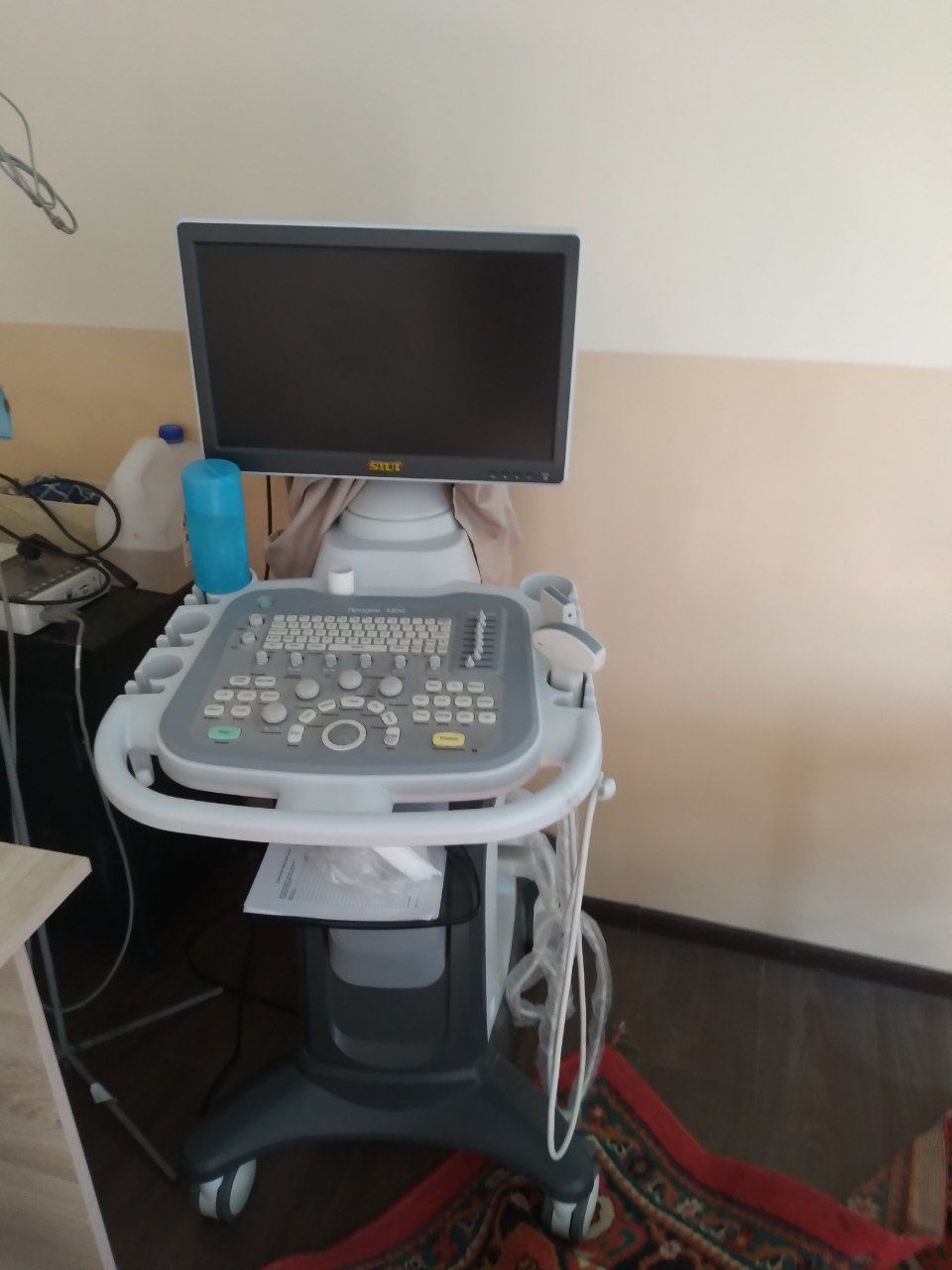 UZI aparat srochna sotiladi