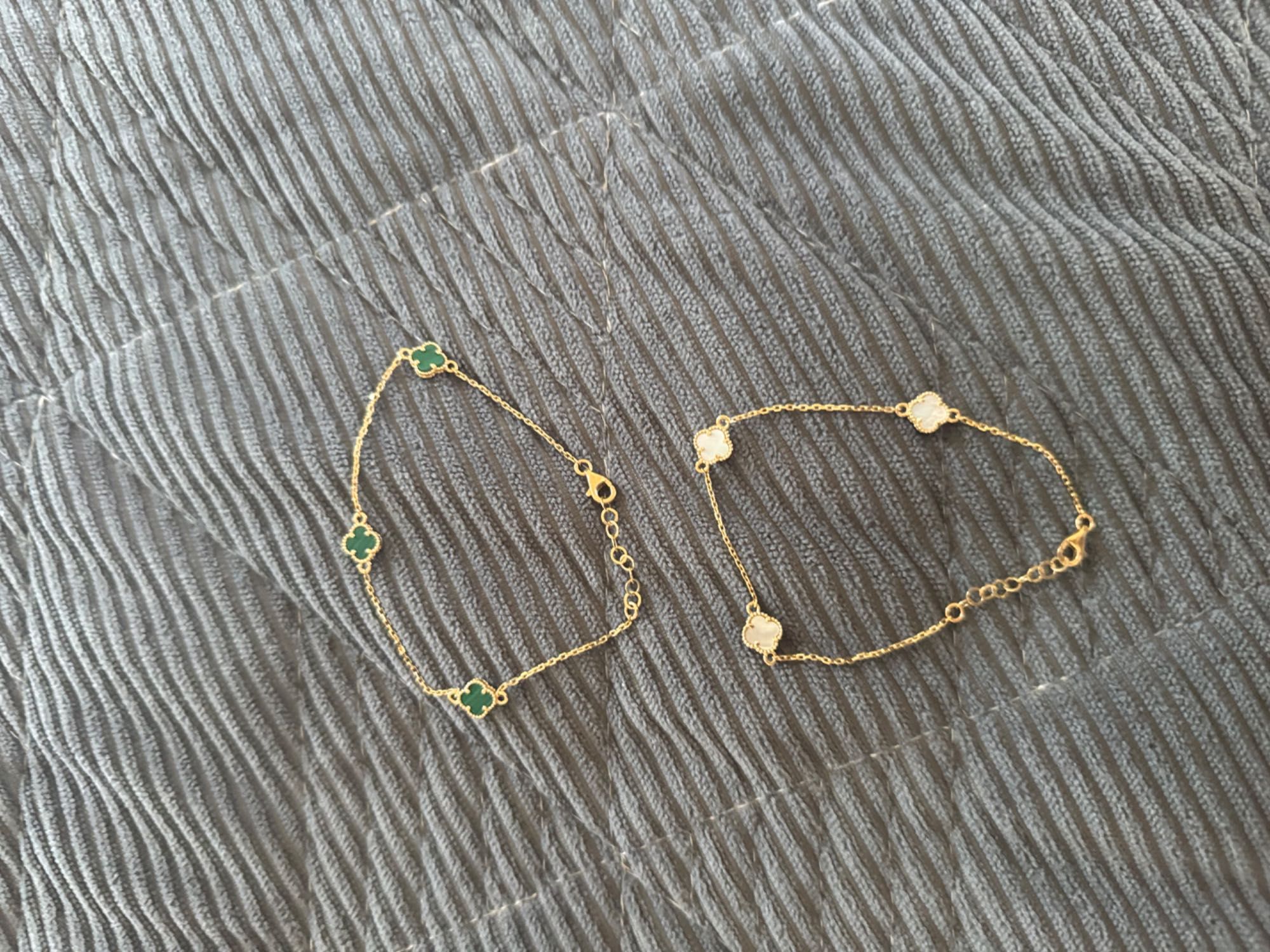 Златни гривни модел Van Cleef