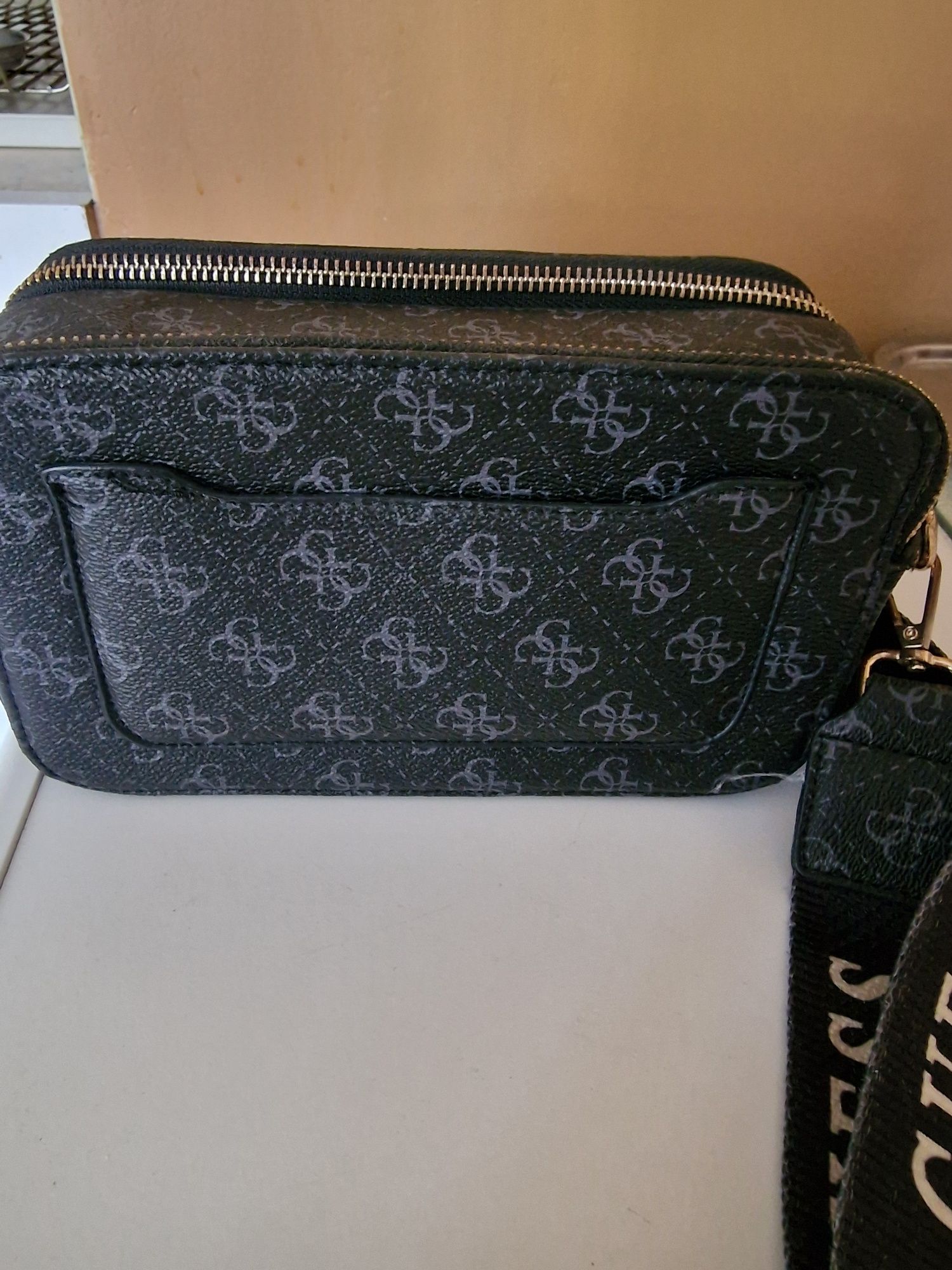 Продавам чанта GUESS