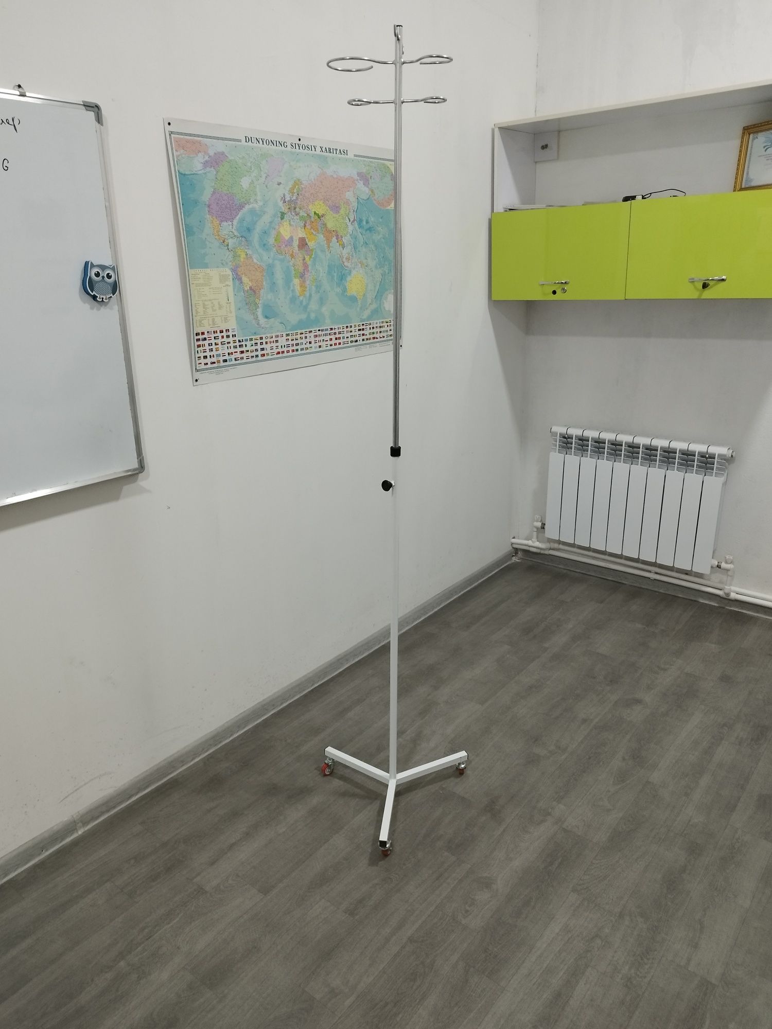 Штатив с колёсиками в для капельницы медицинская