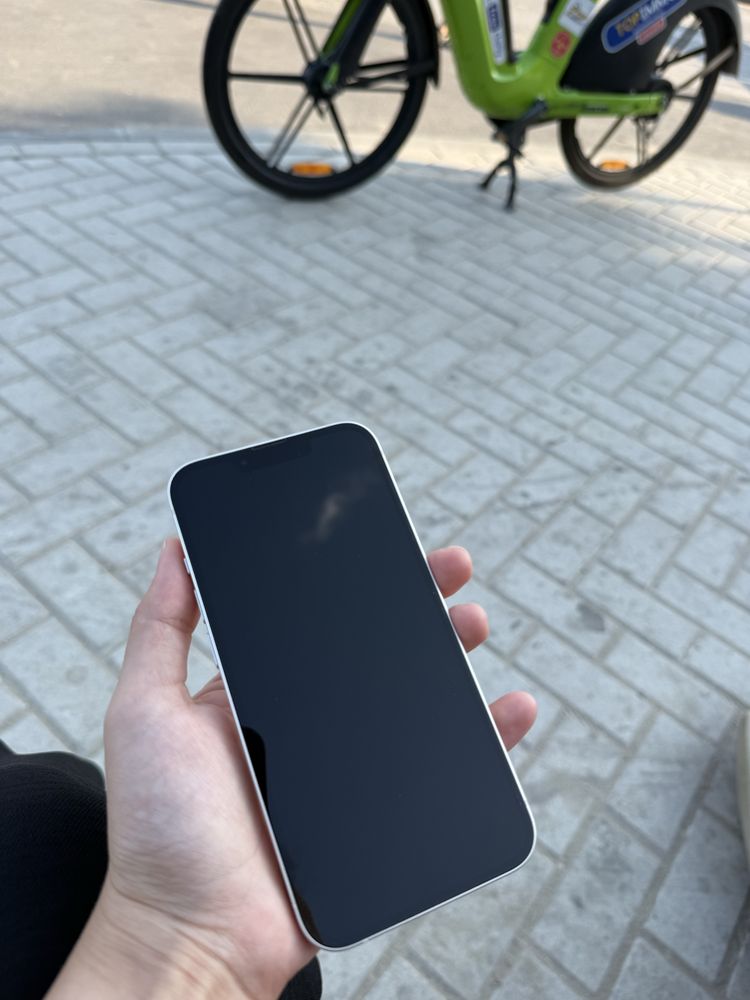 Продавам Iphone 13