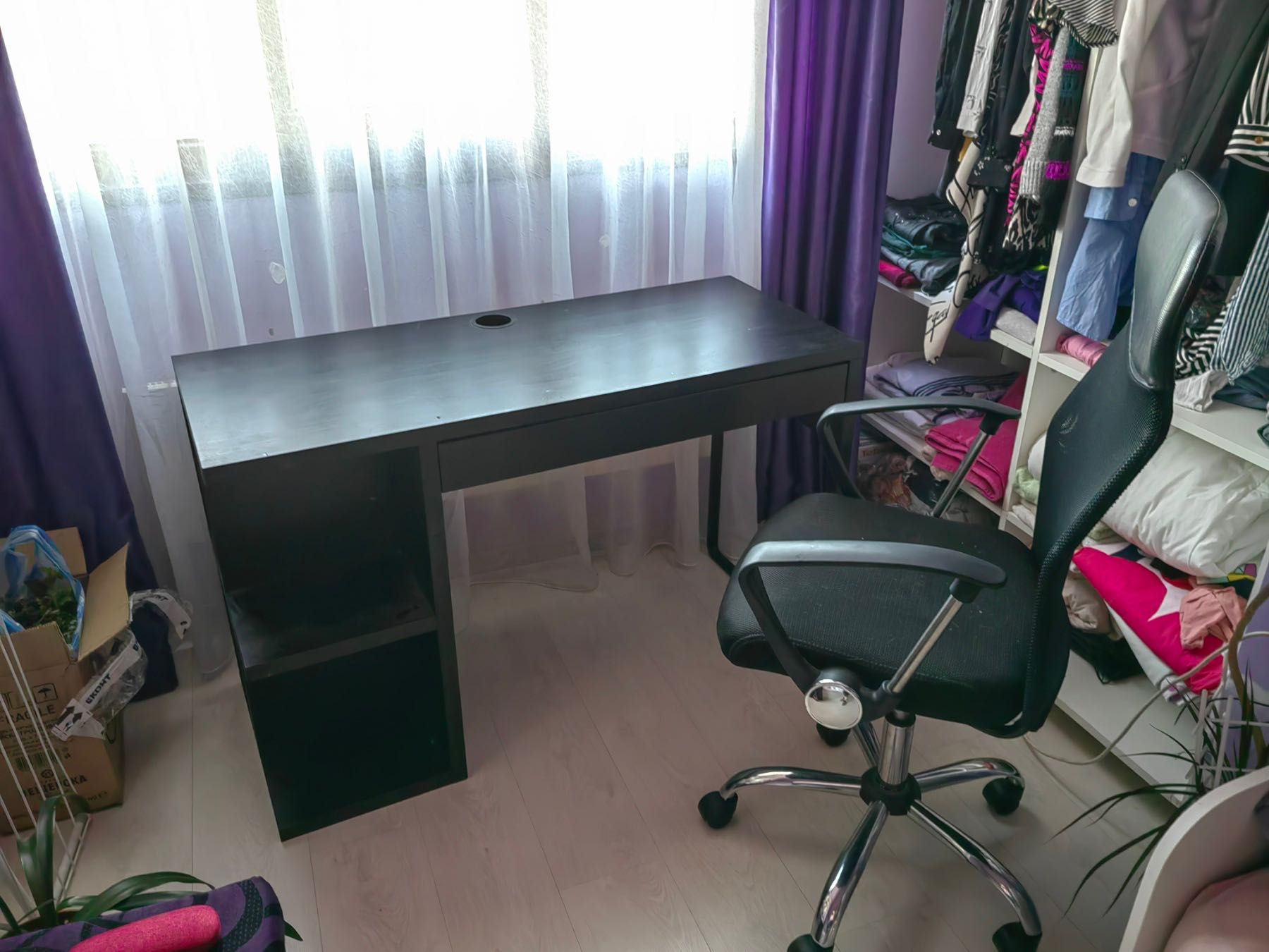 Дървено черно бюро и стол за компютър