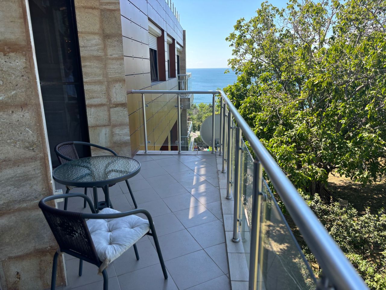 Дава се под наем Тристаен апартамент в Варна, м-т Св. Никола - 128 кв.м за 700 € - Снимка #1