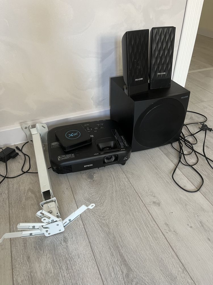 Два комплекта: Проектор Epson + акустика Microlab, один 55000