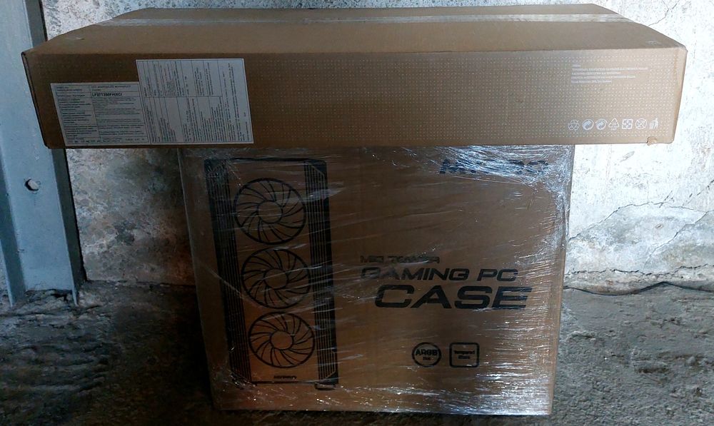 Кампиютер сотилади, янги каробкасида турибди.