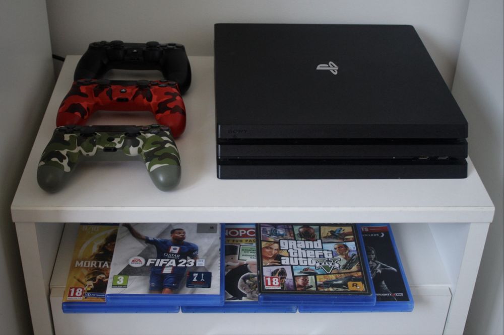 PlayStation 4 Pro 1TB + 3 controllere + Jocuri