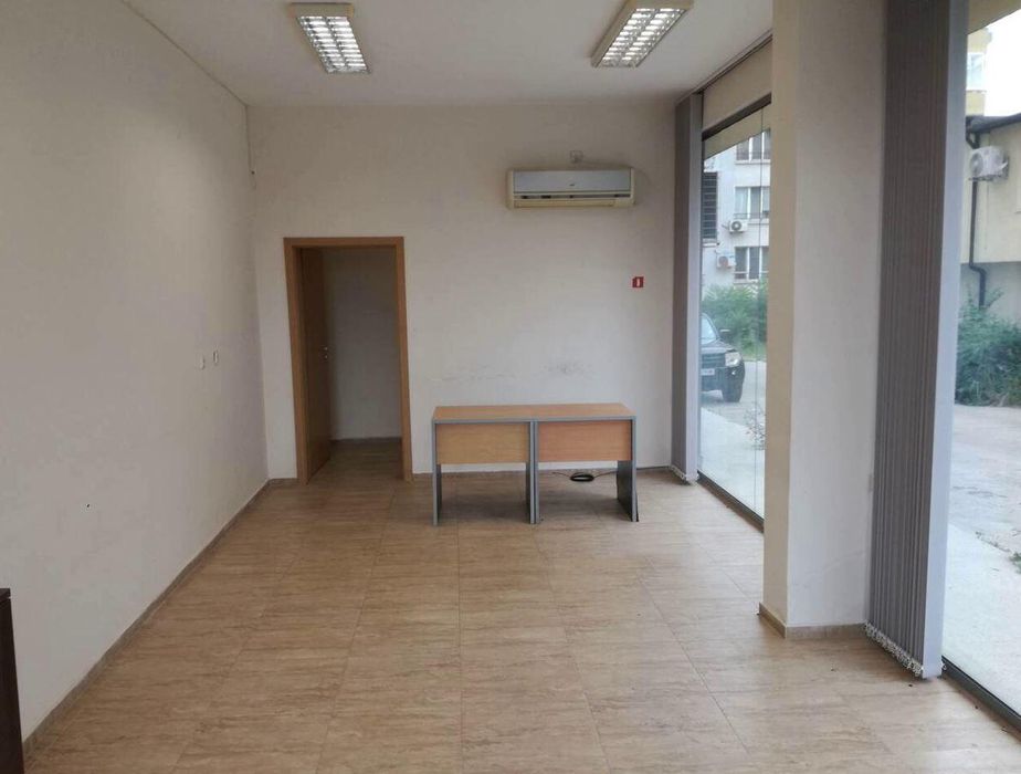 Дава се под наем Магазин в Бургас, Меден рудник - зона А - 45 кв.м за 255 € - Снимка #1