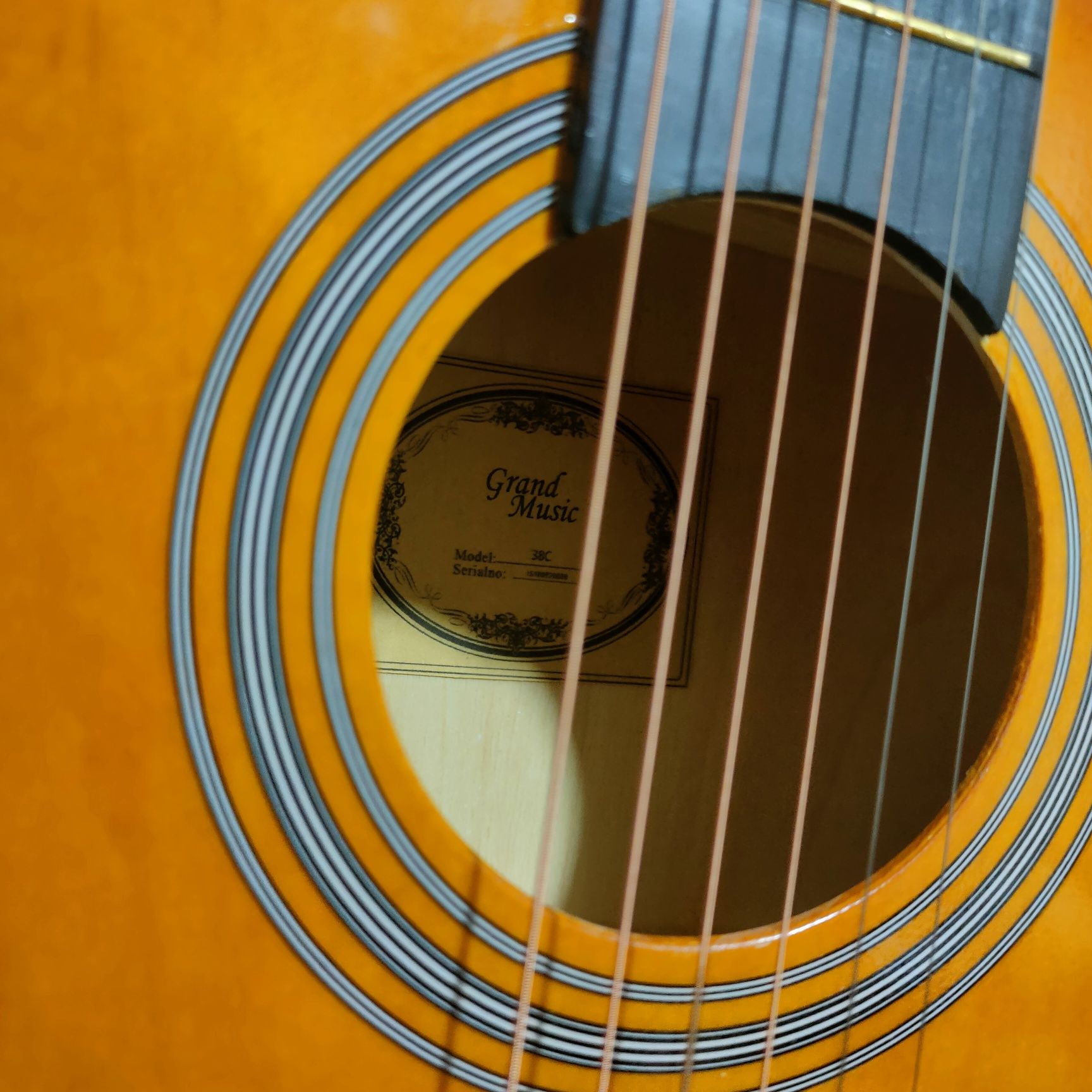 Gitara model 38C srochni sotiladi