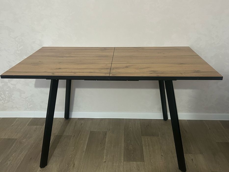 Продам стол для гостиной