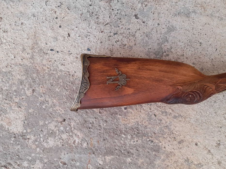 Колекция декоративни оръжия – пушка, арбалет, алебарда, мечове