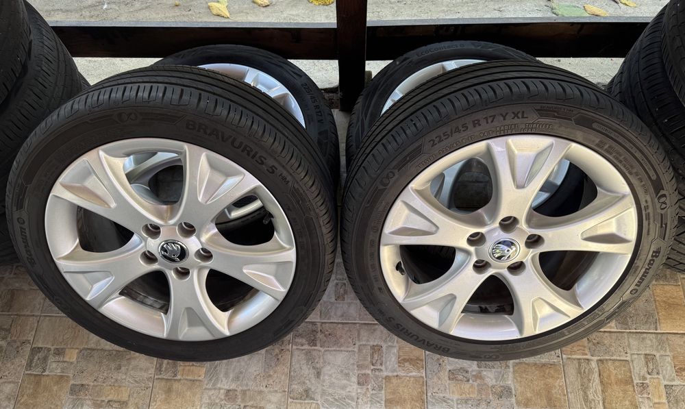 Jante R17 Originale Skoda Anvelope 225/45 Foarte bune