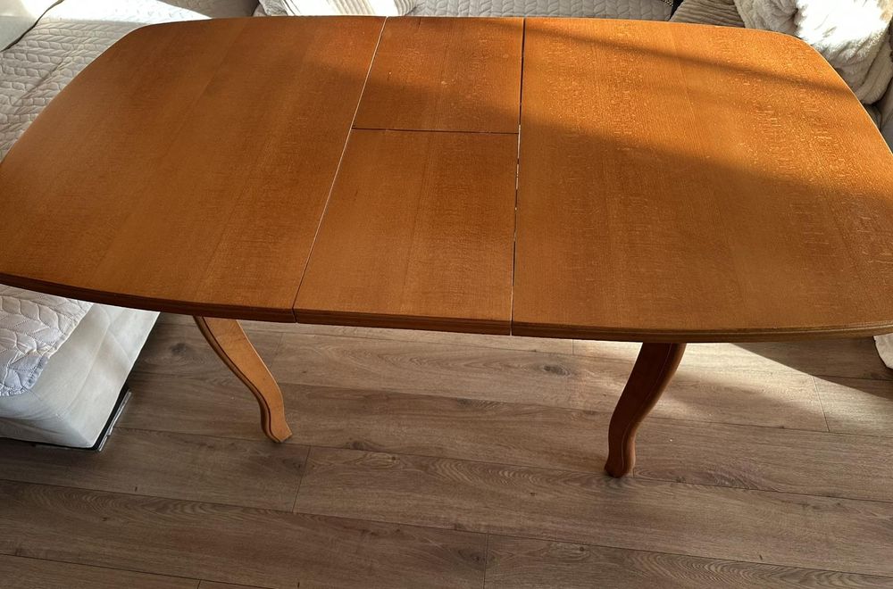 Трапезна маса разтягаща се